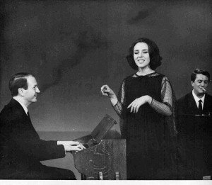 Gianni Ferrio accompagna al pianoforte Jula de Palma insieme al maestro Lelio Luttazzi (1964)