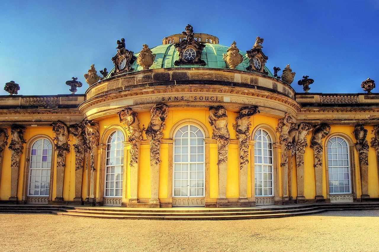01-Georg-Wenzeslaus-von-Knobelsdorff-palazzo-di-Sans-Souci-particolare.-1744-Potsdam-castello-di-Sans-Souci-Copertina-CR-Sebastian-Wallroth-fonte-Wikipedia.jpg