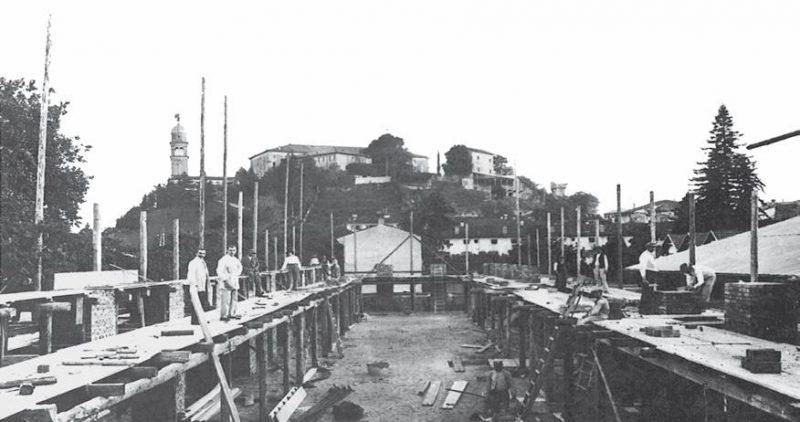 1.-1914-Palazzo-Sello-in-costruzione.-Angelo-Sello-è-luomo-allestrema-sinistra.jpg